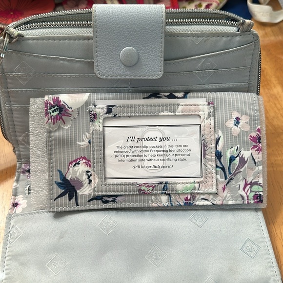 Vera Bradley Crossbody - Picture 4 of 4